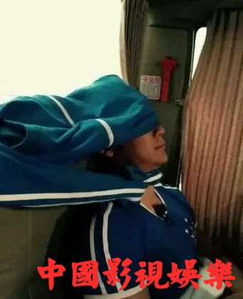 晨哥自从有了冰冰以后，明显智商和情商上了一个台阶，这高能的睡法，注意安全哈~~