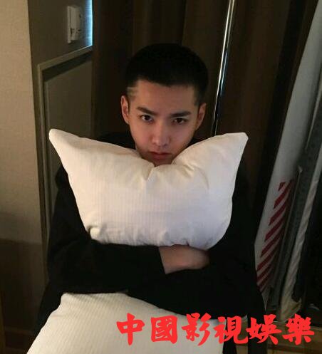 吴亦凡你这是在做甚？抱着枕头是准备要睡了吗，帅帅哒！