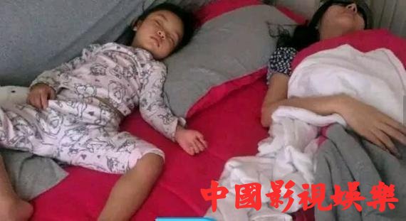 小甜馨和李小璐的睡姿，我甜馨真爷们啊~