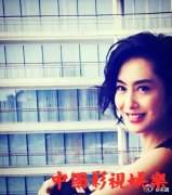 朱茵窗边拍照露微笑 穿露肩上衣笑称好冷