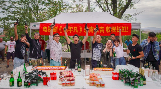 郑恺新剧《也平凡》杀青 双重身份片场成拼命三郎