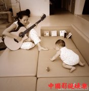 章子怡为女儿弹吉他 汪峰:弹的不是棉花？